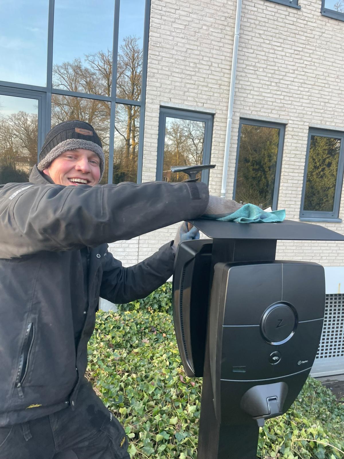 Monteur van Nuzon bij een ge&iuml;nstalleerde laadpaal