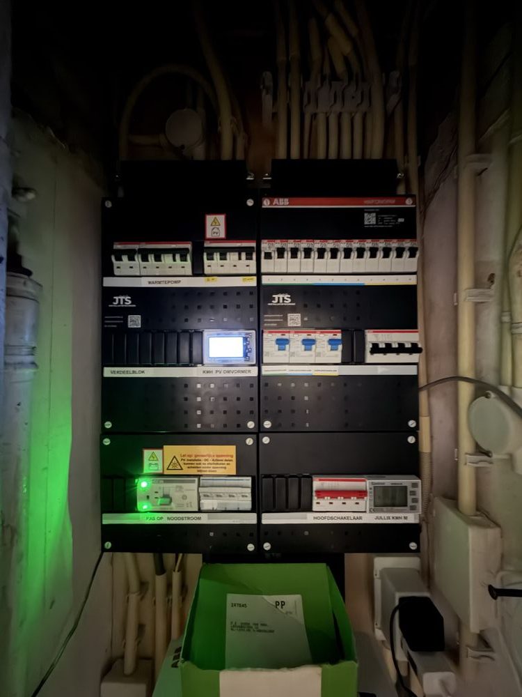 Meterkast met groepenkast en aansluiting voor noodstroom