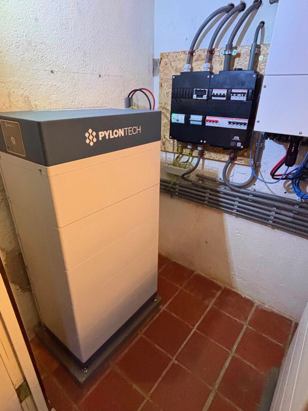De Pylontech-batterij naast de nieuwe meterkast in de kelder in Nederhorst den Berg