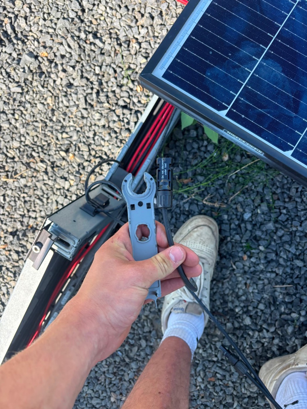 Een monteur van JTS sluit een zonnepaneel aan met een MC4-connector in Nederhorst den Berg