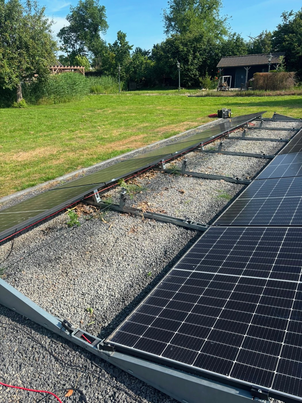 De zonnepanelen in het veld aan de bosrand in Nederhorst den Berg