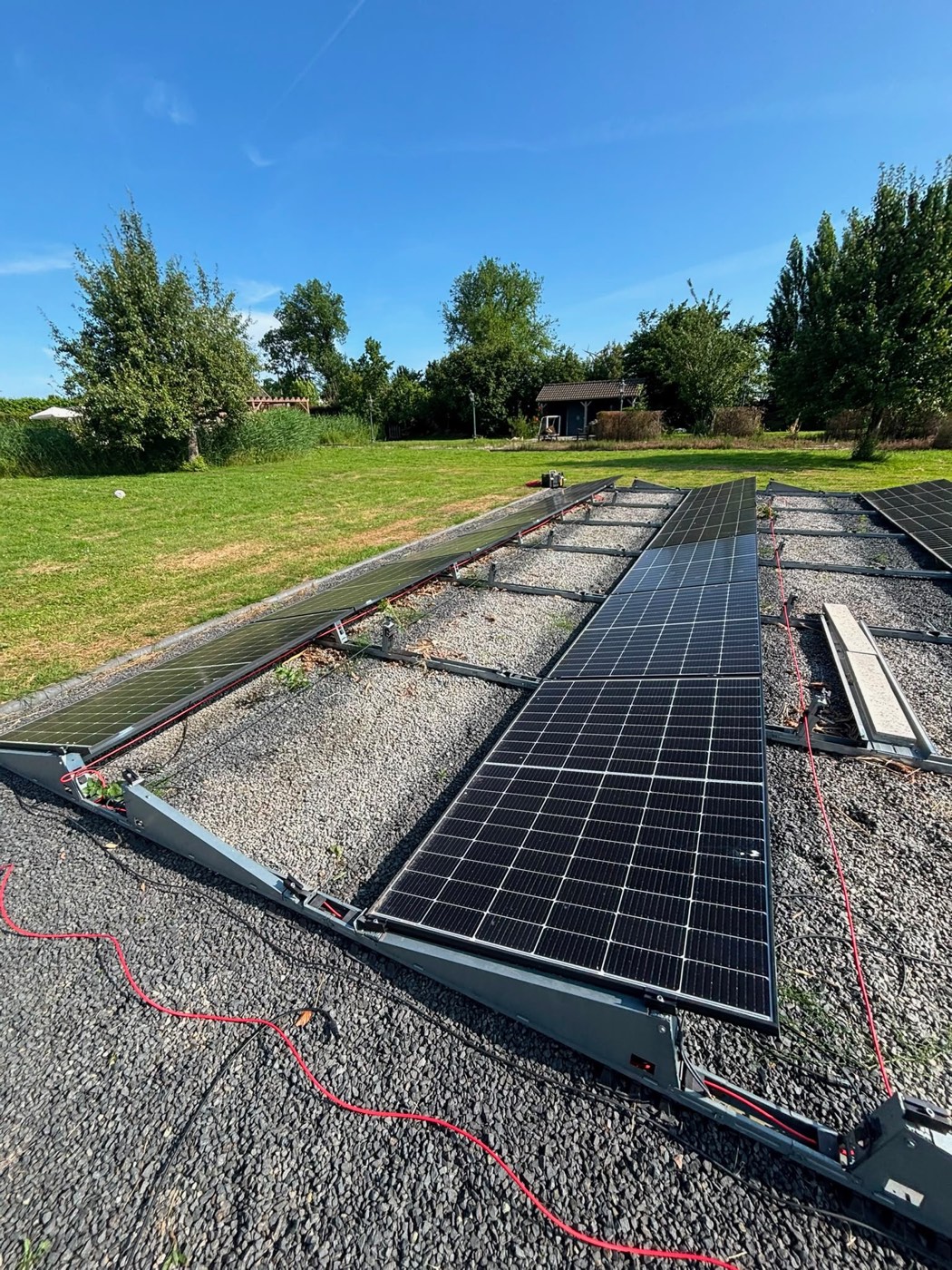 De bestaande zonnepanelen in het veld bij de woning in Nederhorst den Berg
