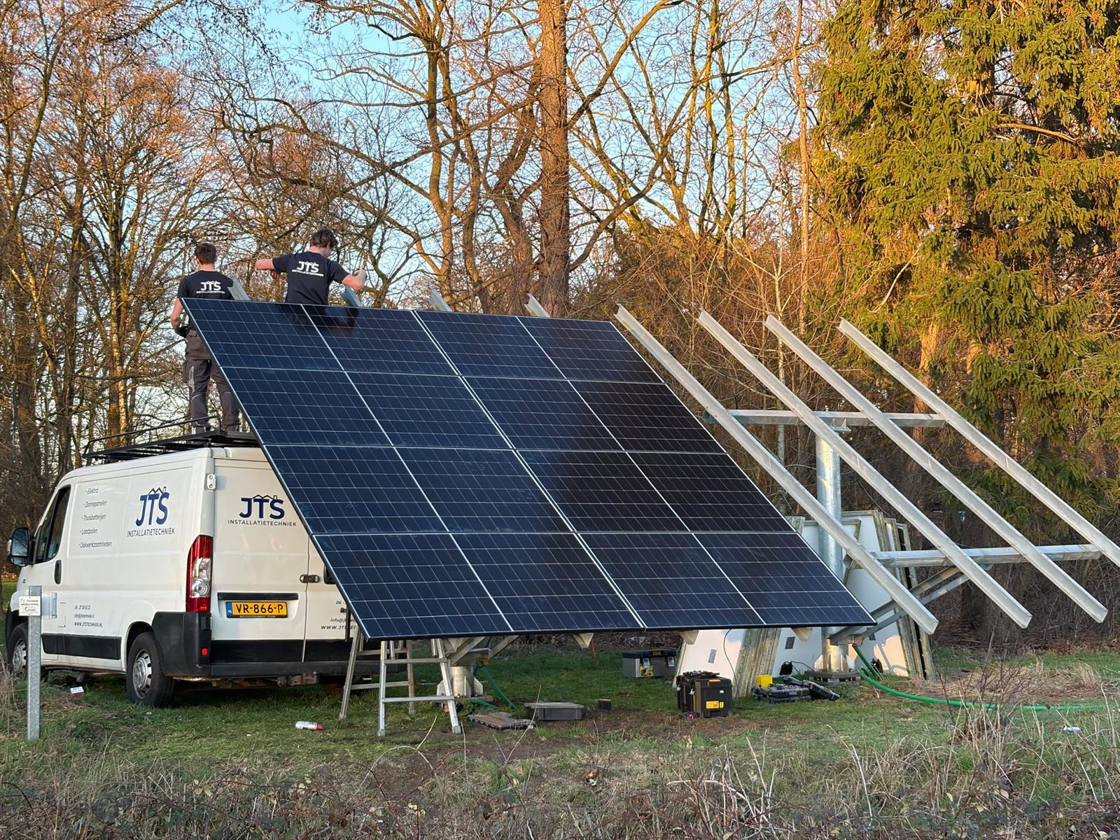 Monteurs van JTS bouwen een schuine opstelling met panelen op