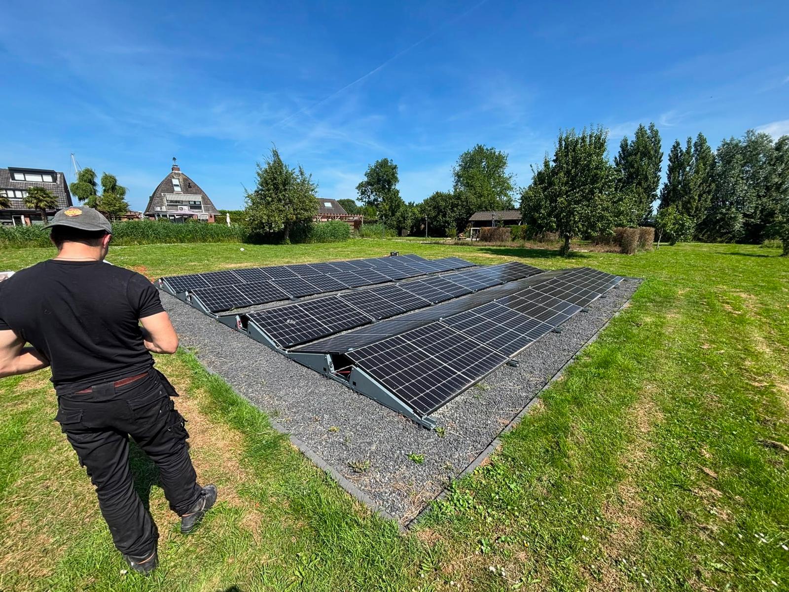 Vrijstaande opstelling met panelen op een grindbed in de tuin
