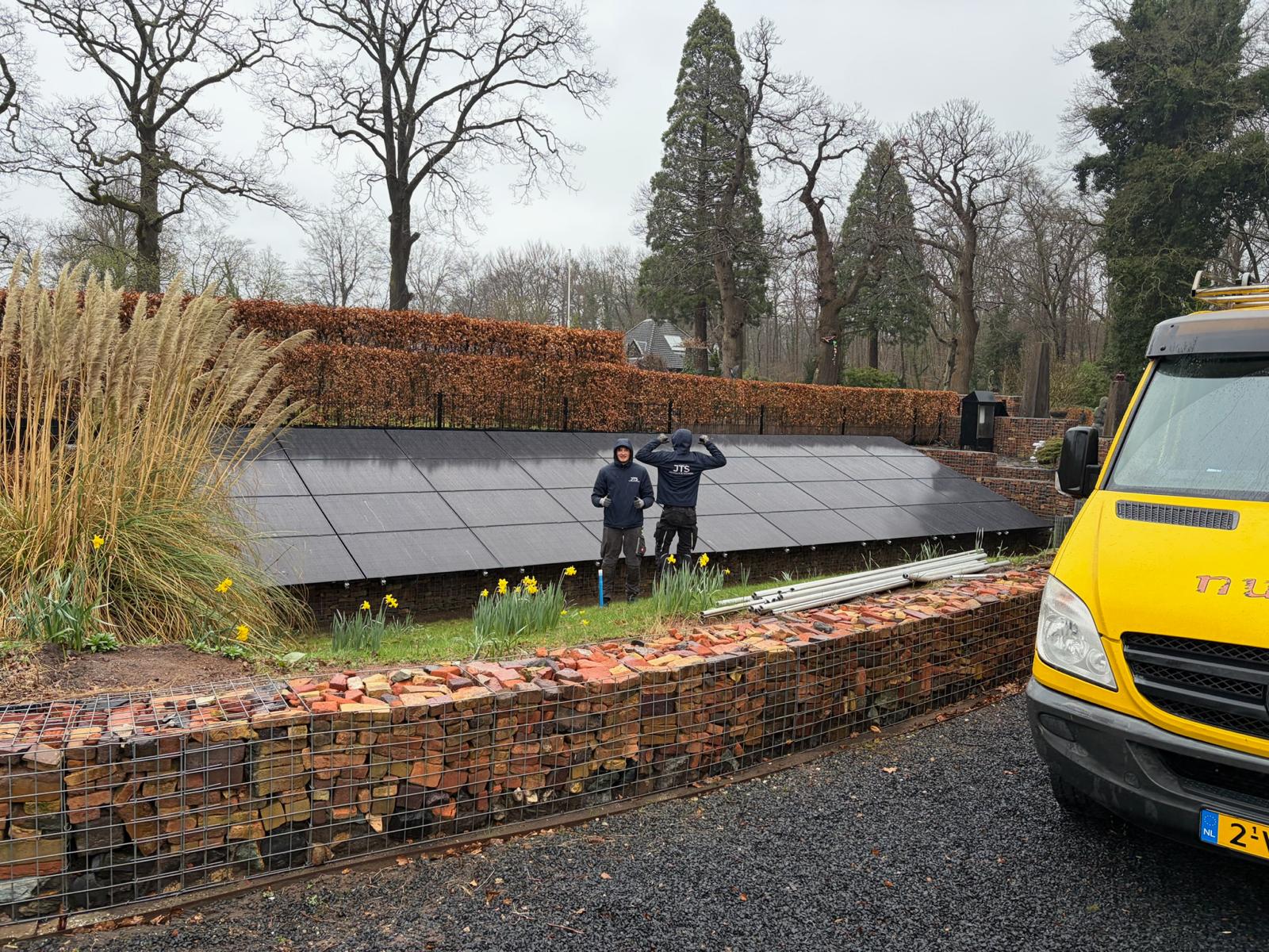 Twee monteurs van JTS bij een veldopstelling met full-black panelen