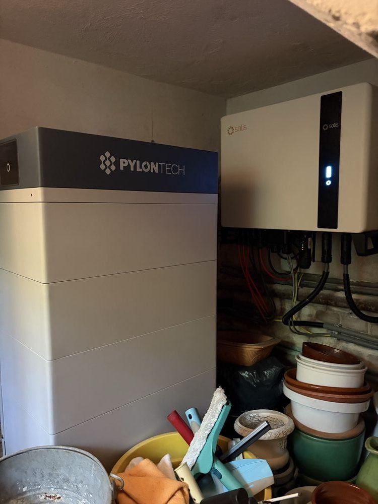 Thuisbatterij in een technische ruimte