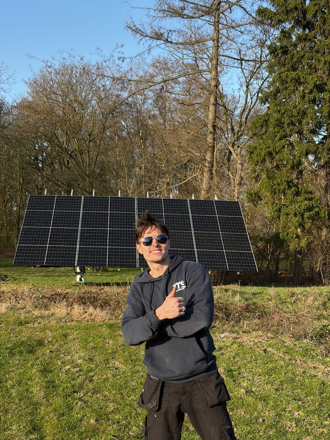 Tevreden JTS-monteur voor de opgeleverde grondopstelling in Brabant