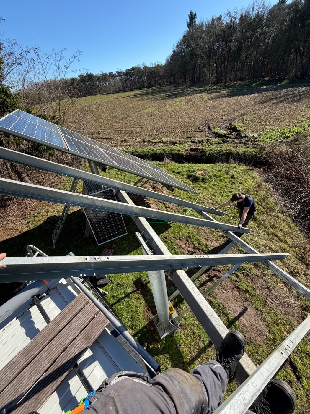 Het bestaande frame van de grondopstelling wordt aangepast aan de nieuwe zonnepanelen