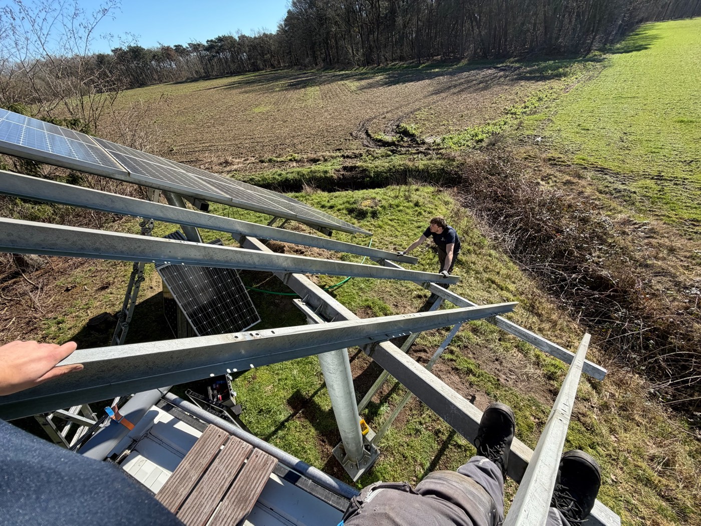 JTS-monteur past de stalen constructie aan in Brabant