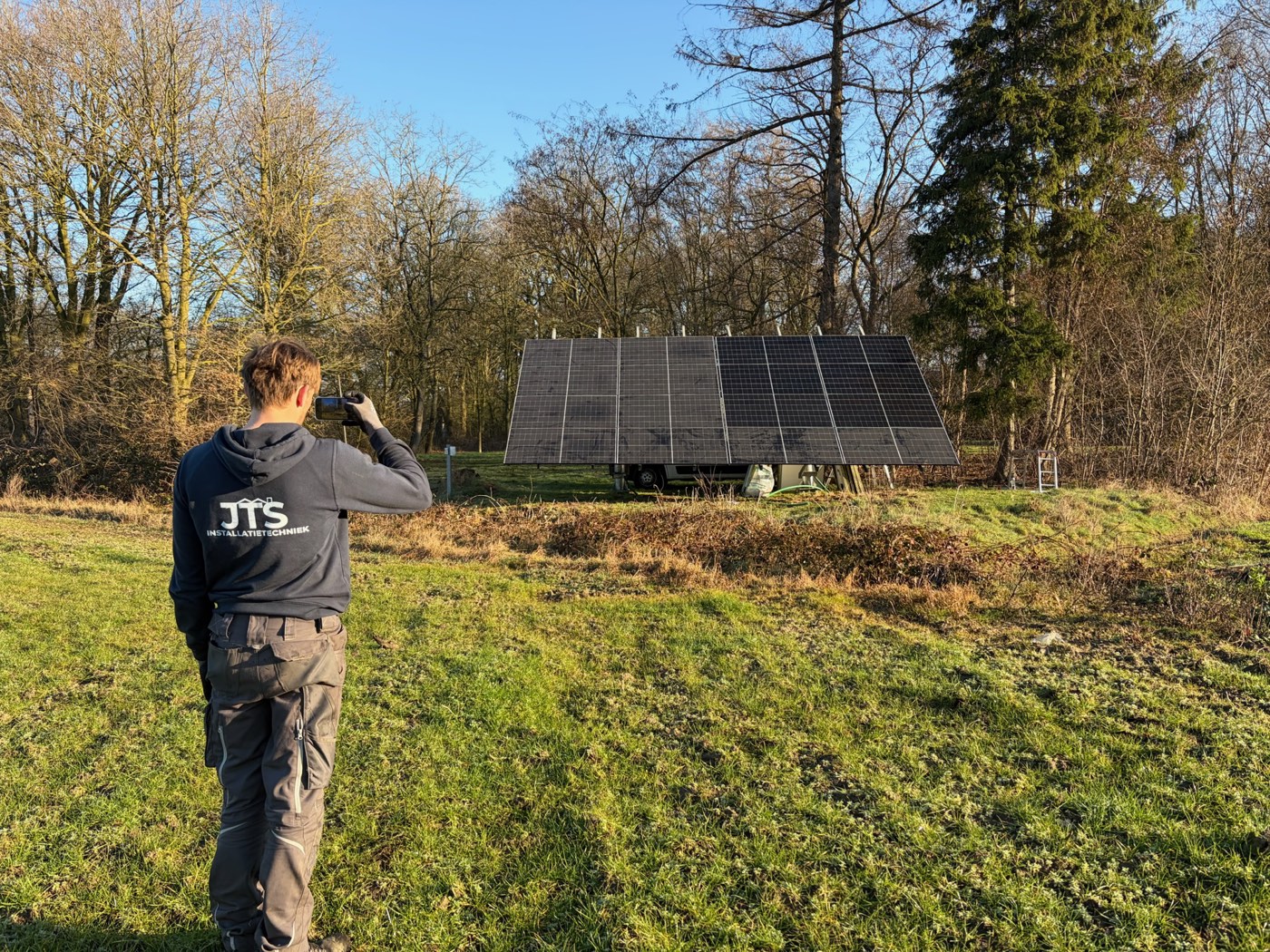 JTS-monteur fotografeert de opgeleverde grondopstelling in Brabant