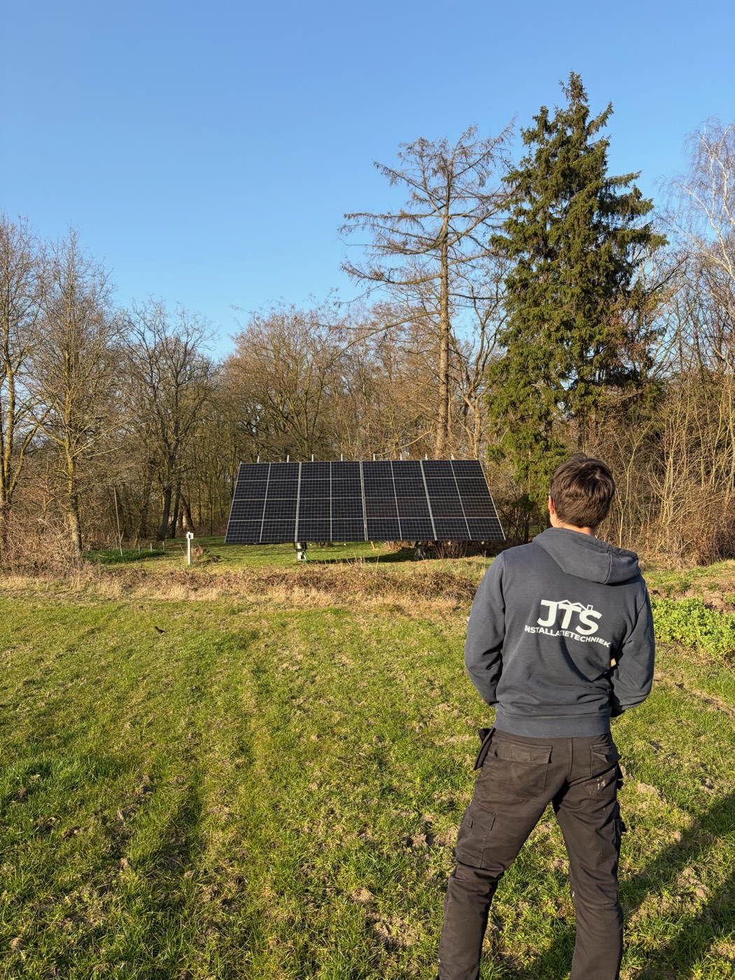 Overzicht van de zonnepanelen-grondopstelling in Brabant