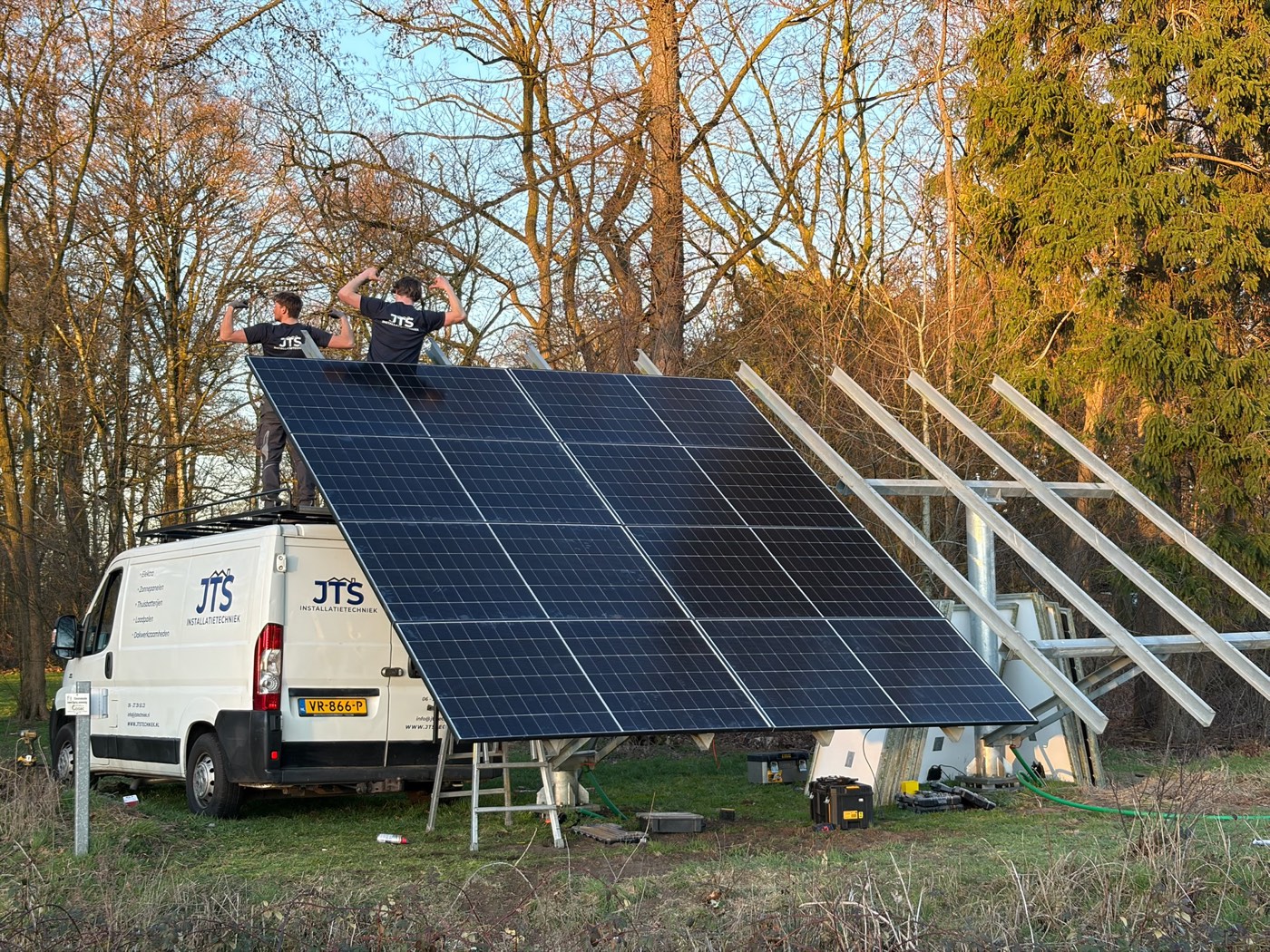 Monteurs van JTS Installatietechniek vieren de afronding van de zonnepanelen-grondopstelling in Brabant